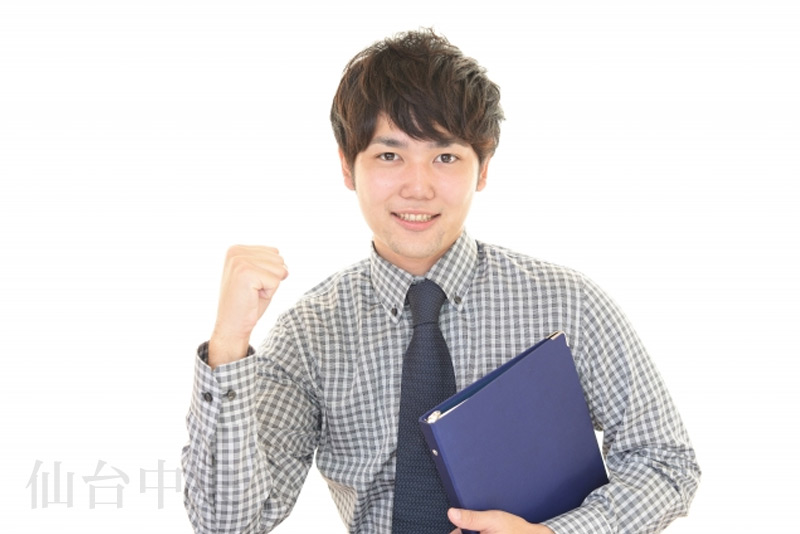 仮性包茎の手術が上手くいってガッツポーズをして喜ぶ若い男性