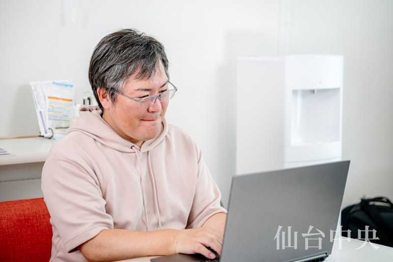 陰茎のサイズに悩みネットで治療方法を検索する男性