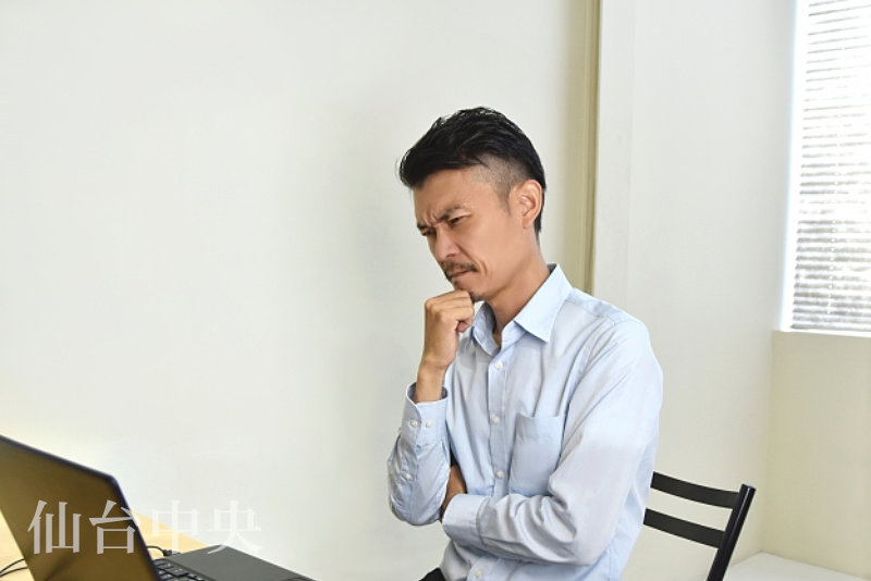 包茎により日常生活にトラブルが有りパソコンで治療法を検索する男性