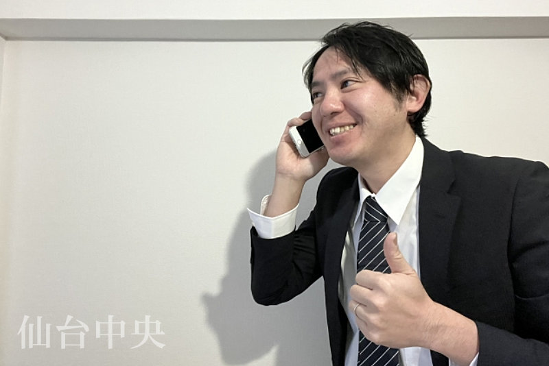 男性としての自信を取り戻そうと思い電話でクリニックに相談する男性