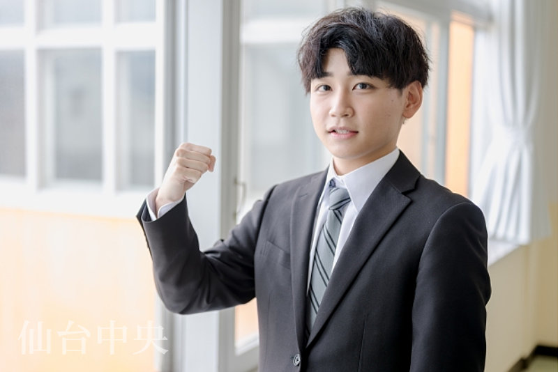 名医による包茎手術が成功してホッとする若い男性