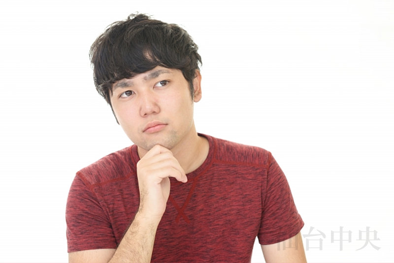 裏筋が突っ張りに悩み治療を考える男性